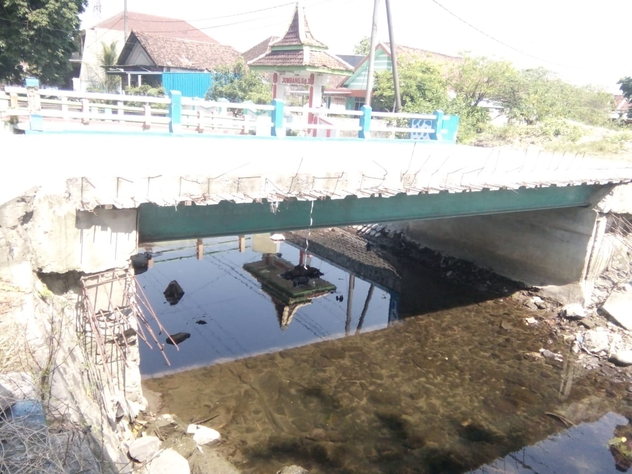 Terlihat jembatan Desa Jombang belum selesai 100% dikerjakan.(wartajombang.com/dian)